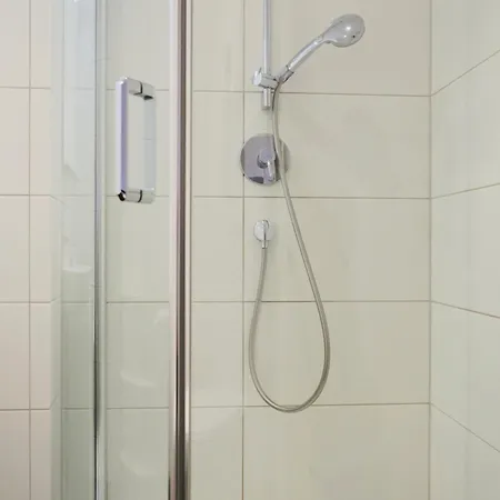 Apartamento Wohnensemble Mit 3 Separaten Bereichen- 2 Kuechen- 3 Badezimmer- 10 Personen- Garten- Parkplatz