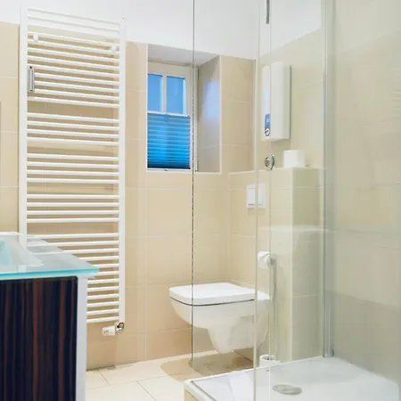 Wohnensemble Mit 3 Separaten Bereichen- 2 Kuechen- 3 Badezimmer- 10 Personen- Garten- Parkplatz דירה *