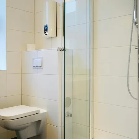 Lägenhet Wohnensemble Mit 3 Separaten Bereichen- 2 Kuechen- 3 Badezimmer- 10 Personen- Garten- Parkplatz *
