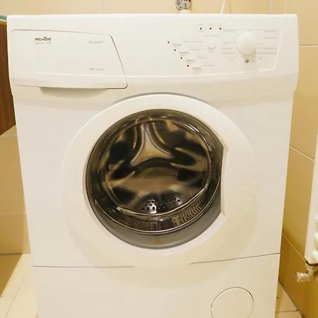 Wohnensemble Mit 3 Separaten Bereichen- 2 Kuechen- 3 Badezimmer- 10 Personen- Garten- Parkplatz דירה *