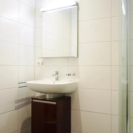 Wohnensemble Mit 3 Separaten Bereichen- 2 Kuechen- 3 Badezimmer- 10 Personen- Garten- Parkplatz דירה וולפסבורג