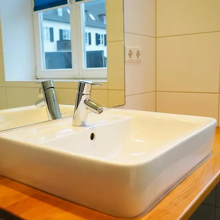 Lägenhet Wohnensemble Mit 3 Separaten Bereichen- 2 Kuechen- 3 Badezimmer- 10 Personen- Garten- Parkplatz *
