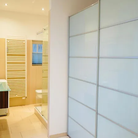 Apartamento Wohnensemble Mit 3 Separaten Bereichen- 2 Kuechen- 3 Badezimmer- 10 Personen- Garten- Parkplatz