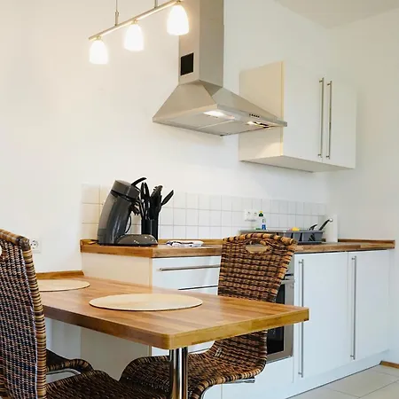 Апартаменты Wohnensemble Mit 3 Separaten Bereichen- 2 Kuechen- 3 Badezimmer- 10 Personen- Garten- Parkplatz Вольфсбург