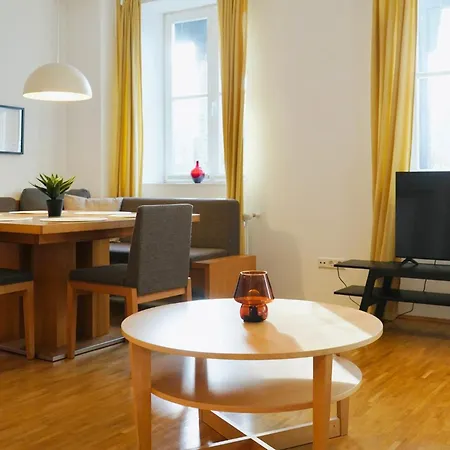 Wohnensemble Mit 3 Separaten Bereichen- 2 Kuechen- 3 Badezimmer- 10 Personen- Garten- Parkplatz *