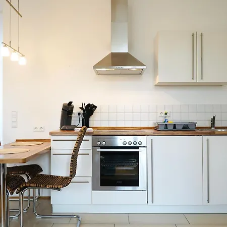 Wohnensemble Mit 3 Separaten Bereichen- 2 Kuechen- 3 Badezimmer- 10 Personen- Garten- Parkplatz * Wolfsburg