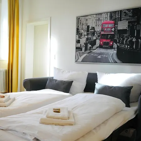 Wohnensemble Mit 3 Separaten Bereichen- 2 Kuechen- 3 Badezimmer- 10 Personen- Garten- Parkplatz דירה