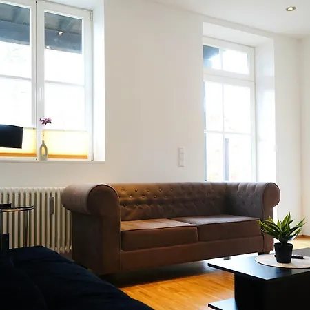 Wohnensemble Mit 3 Separaten Bereichen- 2 Kuechen- 3 Badezimmer- 10 Personen- Garten- Parkplatz *