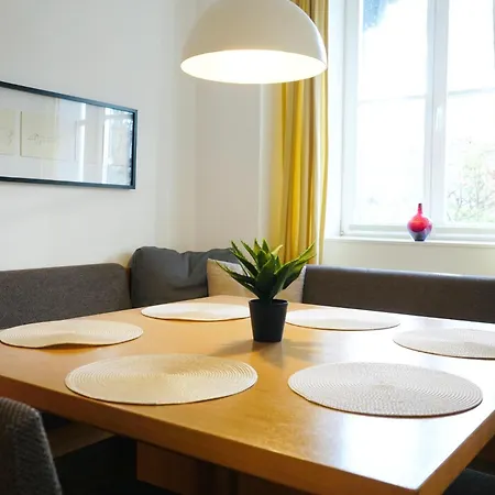 Wohnensemble Mit 3 Separaten Bereichen- 2 Kuechen- 3 Badezimmer- 10 Personen- Garten- Parkplatz * Wolfsburgo