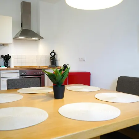 Apartamento Wohnensemble Mit 3 Separaten Bereichen- 2 Kuechen- 3 Badezimmer- 10 Personen- Garten- Parkplatz