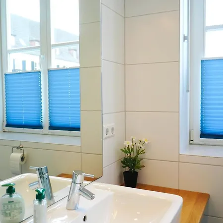 דירה Wohnensemble Mit 3 Separaten Bereichen- 2 Kuechen- 3 Badezimmer- 10 Personen- Garten- Parkplatz *