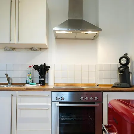 Wohnensemble Mit 3 Separaten Bereichen- 2 Kuechen- 3 Badezimmer- 10 Personen- Garten- Parkplatz *