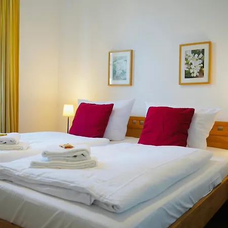 Wohnensemble Mit 3 Separaten Bereichen- 2 Kuechen- 3 Badezimmer- 10 Personen- Garten- Parkplatz וולפסבורג