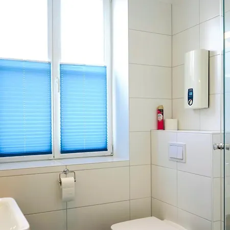 Wohnensemble Mit 3 Separaten Bereichen- 2 Kuechen- 3 Badezimmer- 10 Personen- Garten- Parkplatz Lägenhet