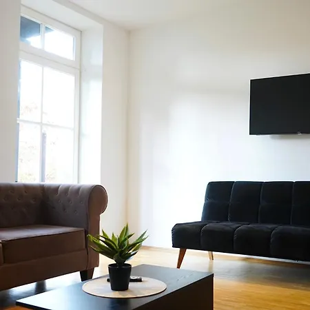 Apartamento Wohnensemble Mit 3 Separaten Bereichen- 2 Kuechen- 3 Badezimmer- 10 Personen- Garten- Parkplatz *