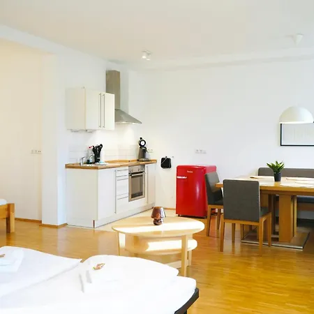 Wohnensemble Mit 3 Separaten Bereichen- 2 Kuechen- 3 Badezimmer- 10 Personen- Garten- Parkplatz Апартаменты Вольфсбург