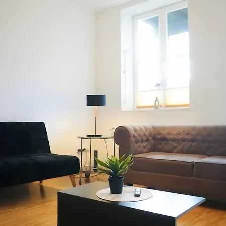 Wohnensemble Mit 3 Separaten Bereichen- 2 Kuechen- 3 Badezimmer- 10 Personen- Garten- Parkplatz Lägenhet *