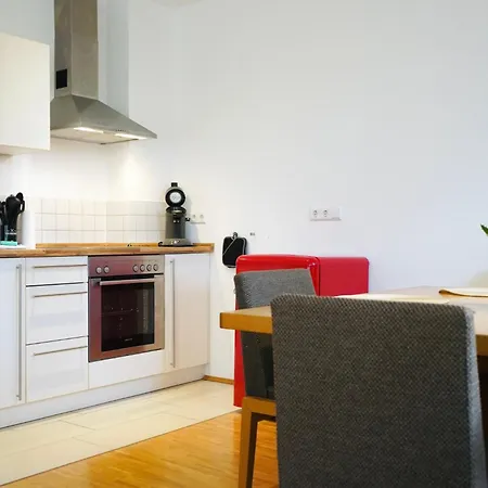 Apartmán Wohnensemble Mit 3 Separaten Bereichen- 2 Kuechen- 3 Badezimmer- 10 Personen- Garten- Parkplatz *
