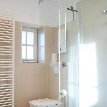 Wohnensemble Mit 3 Separaten Bereichen- 2 Kuechen- 3 Badezimmer- 10 Personen- Garten- Parkplatz * Вольфсбург