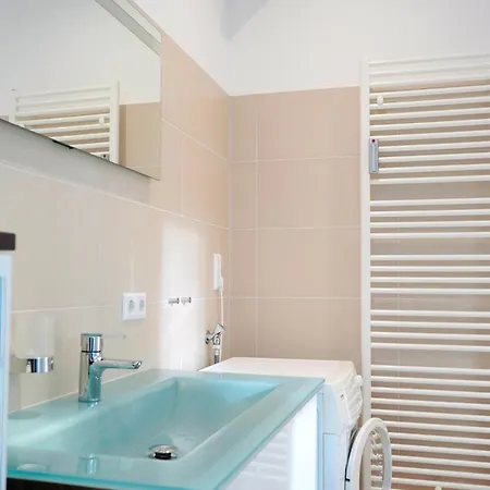 Wohnensemble Mit 3 Separaten Bereichen- 2 Kuechen- 3 Badezimmer- 10 Personen- Garten- Parkplatz Apartamento *