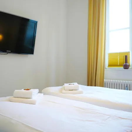 Wohnensemble Mit 3 Separaten Bereichen- 2 Kuechen- 3 Badezimmer- 10 Personen- Garten- Parkplatz וולפסבורג