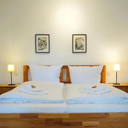 Wohnensemble Mit 3 Separaten Bereichen- 2 Kuechen- 3 Badezimmer- 10 Personen- Garten- Parkplatz