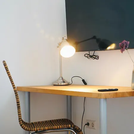 Wohnensemble Mit 3 Separaten Bereichen- 2 Kuechen- 3 Badezimmer- 10 Personen- Garten- Parkplatz *