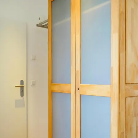 Wohnensemble Mit 3 Separaten Bereichen- 2 Kuechen- 3 Badezimmer- 10 Personen- Garten- Parkplatz Apartmán