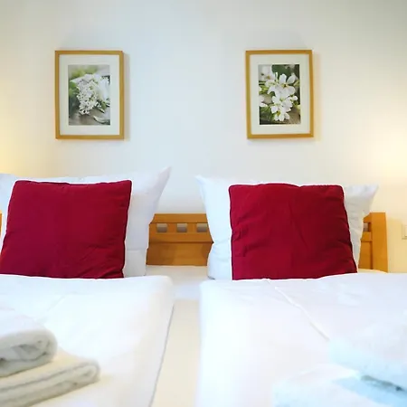 Wohnensemble Mit 3 Separaten Bereichen- 2 Kuechen- 3 Badezimmer- 10 Personen- Garten- Parkplatz Apartmán *