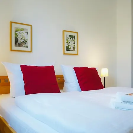 Wohnensemble Mit 3 Separaten Bereichen- 2 Kuechen- 3 Badezimmer- 10 Personen- Garten- Parkplatz Apartamento Wolfsburgo