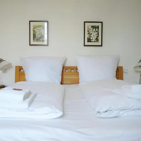 Wohnensemble Mit 3 Separaten Bereichen- 2 Kuechen- 3 Badezimmer- 10 Personen- Garten- Parkplatz *