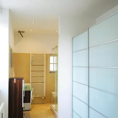 Wohnensemble Mit 3 Separaten Bereichen- 2 Kuechen- 3 Badezimmer- 10 Personen- Garten- Parkplatz דירה וולפסבורג